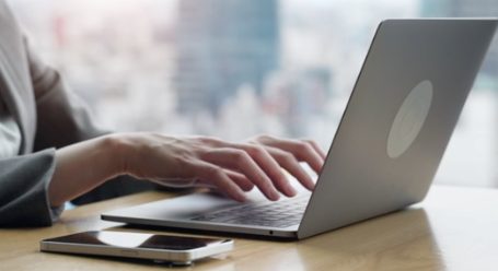 ノートパソコンでサイトを更新する様子