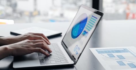 広告運用データを分析する様子