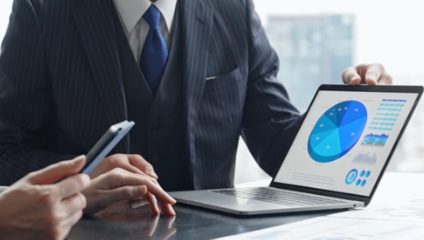 打合せで施策を説明する様子
